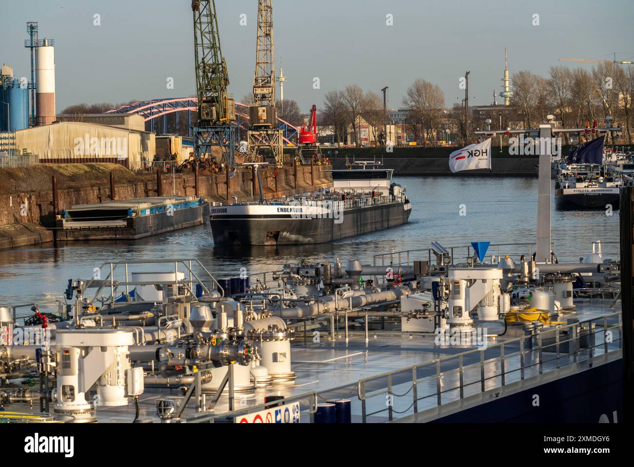 Niederländische Tankschiffe Endeavour, auf dem Weg zum Hafen von Rotterdam, Tankschiffe, Tankschiffe für Flüssigkeiten, Chemikalien, Rohölprodukte, liegt im Hafen Stockfoto