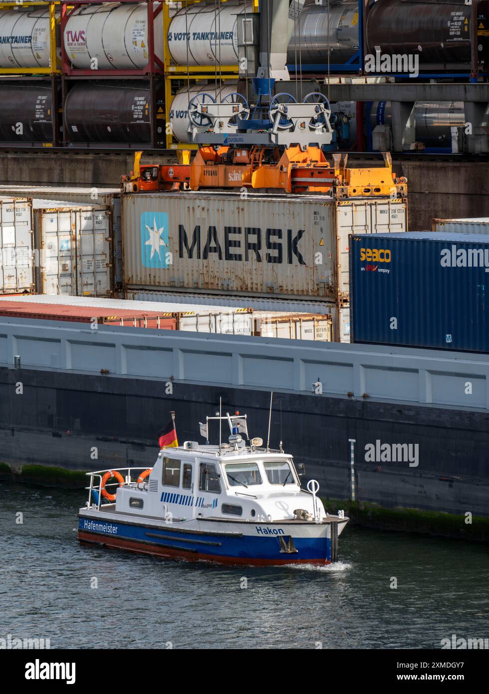 Hafenmeisterboot während einer Fahrt durch den Hafen Duisburg-Ruhrort, bei DeCeTe, Duisburg-Ruhrort, Duisburg Container Terminal, Frachter am Stockfoto
