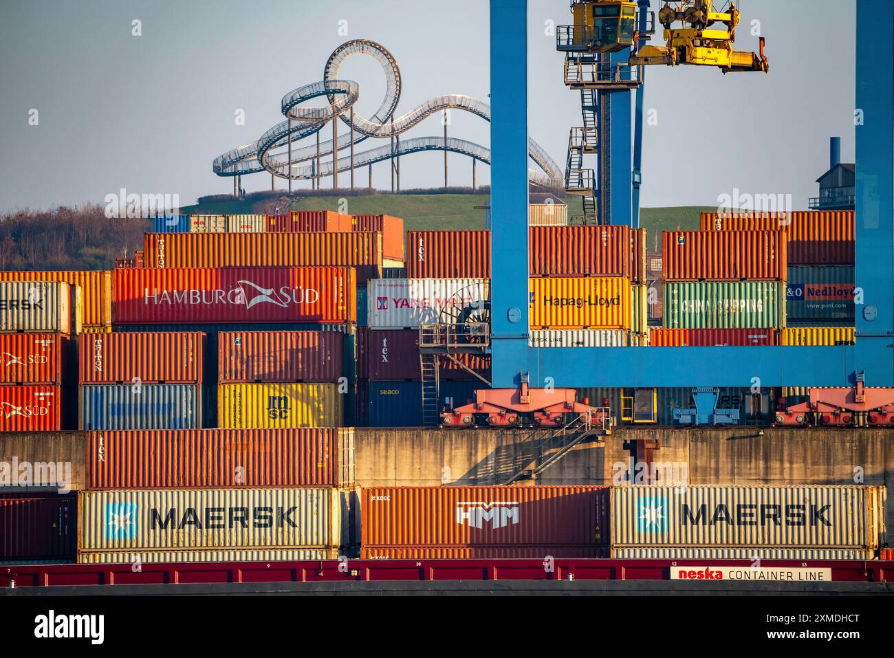 Container Handling Centre, Gateway West Terminal, Logport 2, Frachtschiff, in Duisburg am Rhein, im Hintergrund Tiger und Schildkröte - Magic Stockfoto