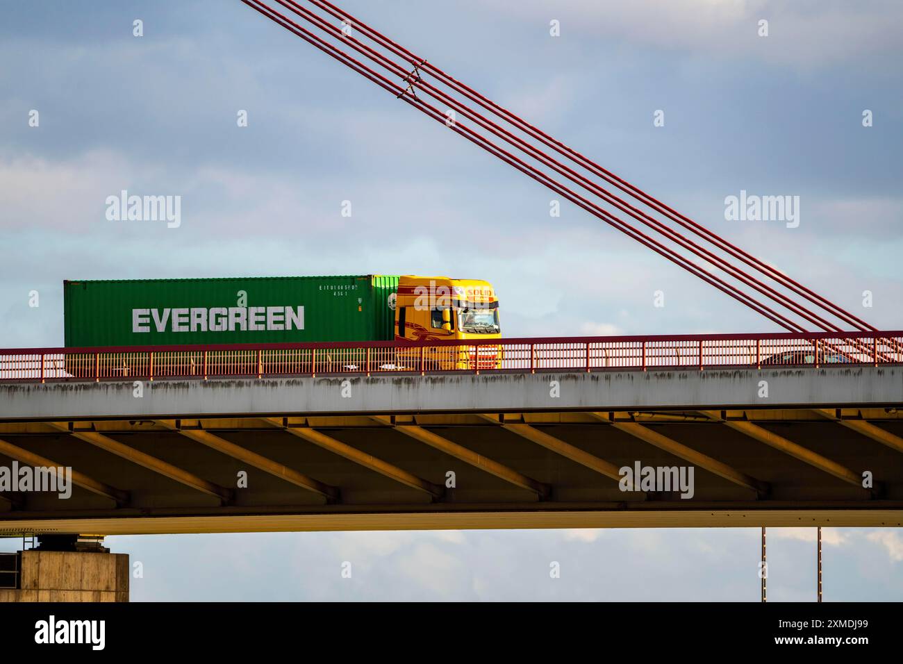 Beeckerwerther Bruecke, Autobahnbrücke, A42, Lkw, über den Rhein, in Duisburg, Nordrhein-Westfalen, Deutschland Stockfoto