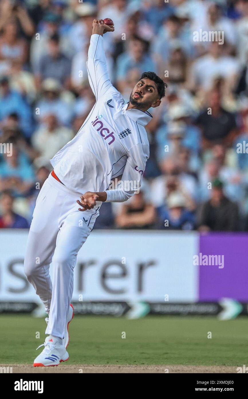 Shoaib Bashir aus England liefert den Ball am zweiten Tag des Rothesay Test Match England vs West Indies in Edgbaston, Birmingham, Großbritannien, 27. Juli 2024 (Foto: Mark Cosgrove/News Images) Stockfoto