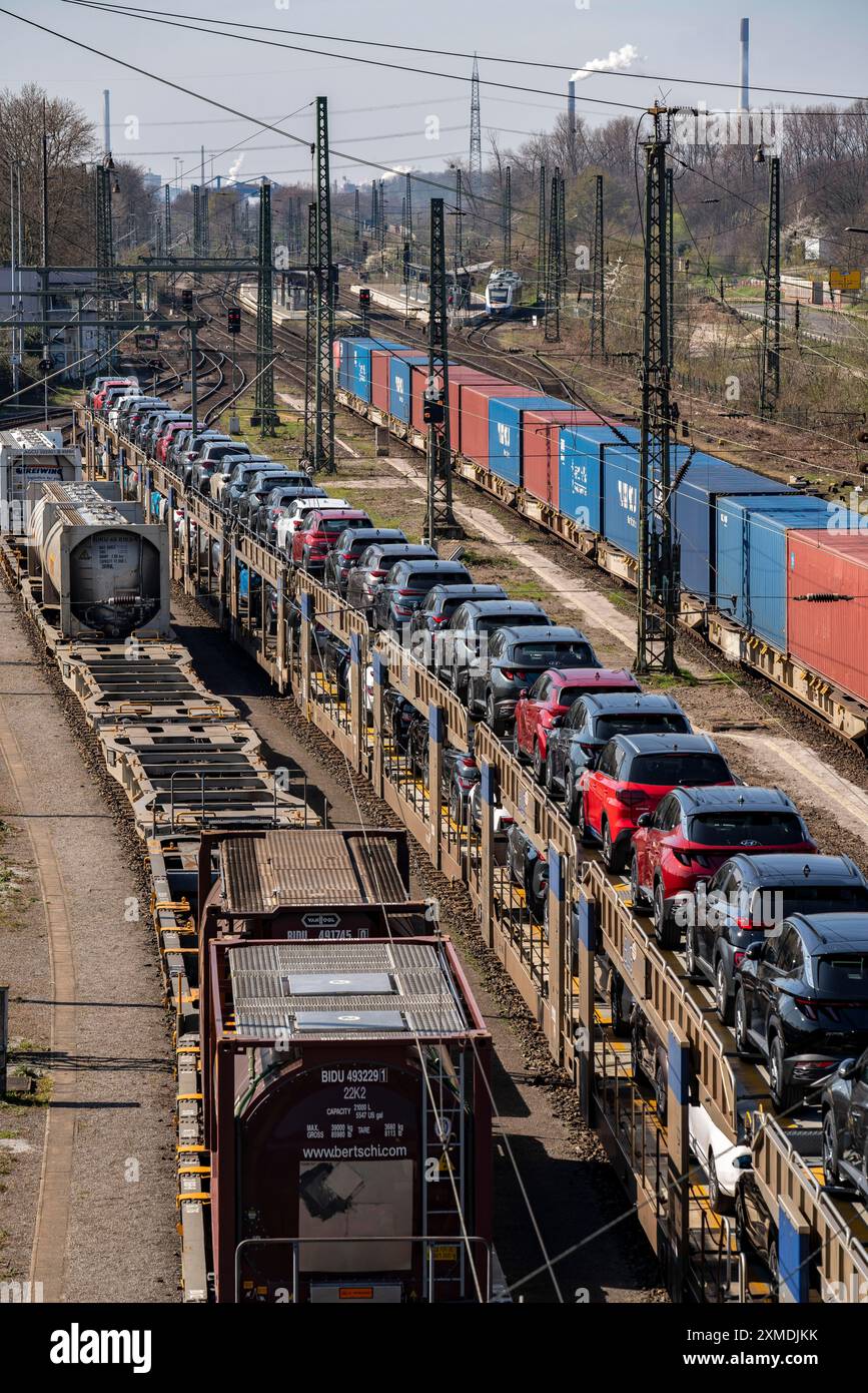 Güterbahnhof Duisburg-Rheinhausen, im Hafengebiet Logport, Güterzüge beladen mit Neuwagen, verschiedenen Tankcontainern und dem Containerzug Stockfoto