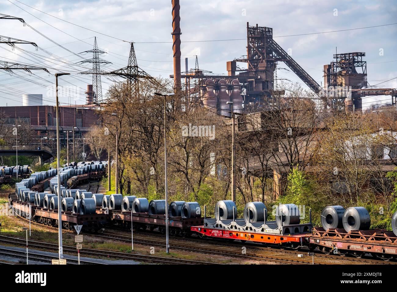 Hochofen Schwelgern 1 und 2, Bandstahlrollen, Coils, auf Güterwagen, im Werk ThyssenKrupp Schwelgern in Duisburg-Marxloh, Teil der Stockfoto