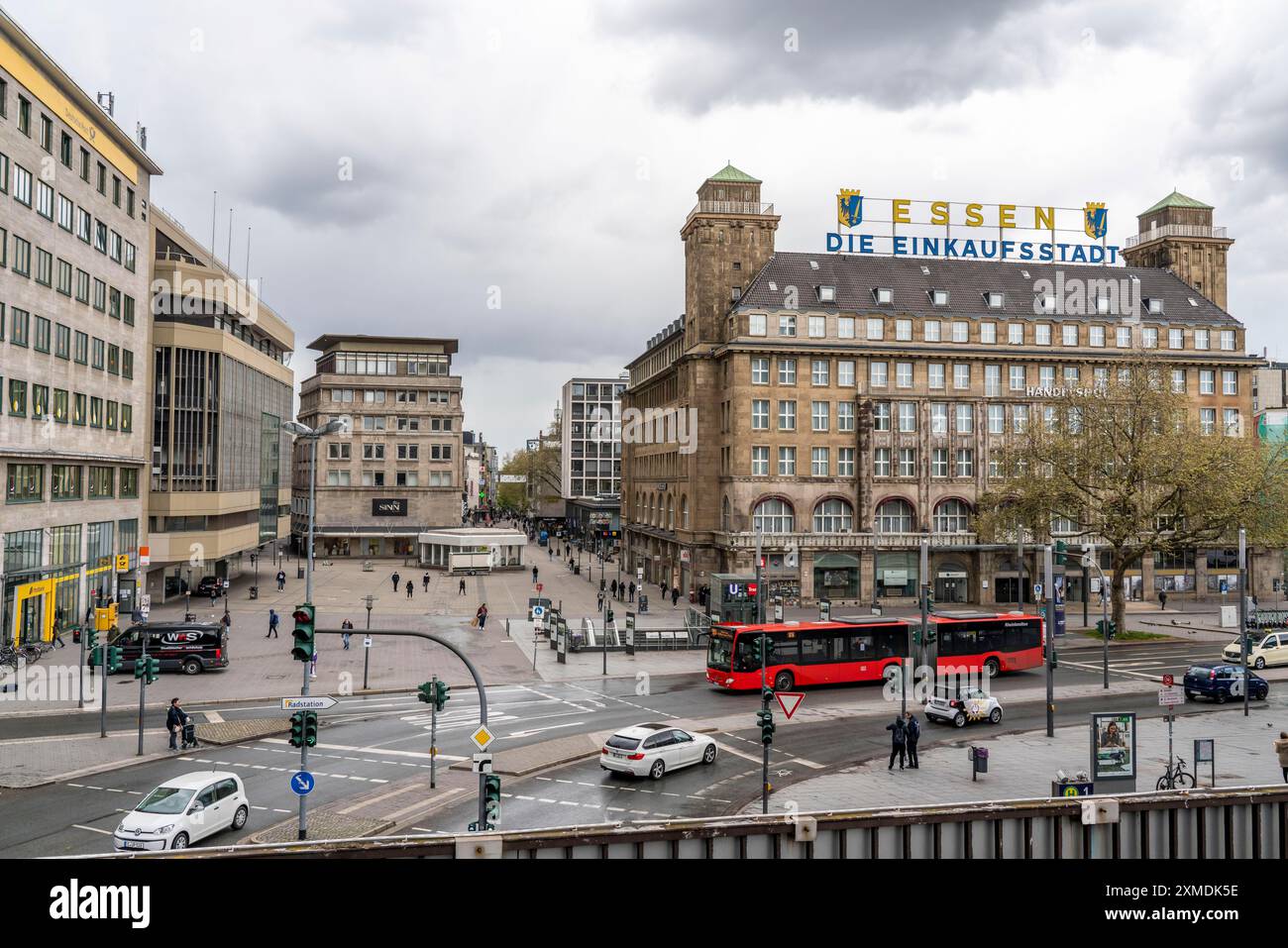 Willy-Brandt-Platz im Stadtzentrum von Essen, Fußgängerzone, Einkaufsstraße Kettwiger Straße, links das ehemalige Gebäude der Galeria Stockfoto