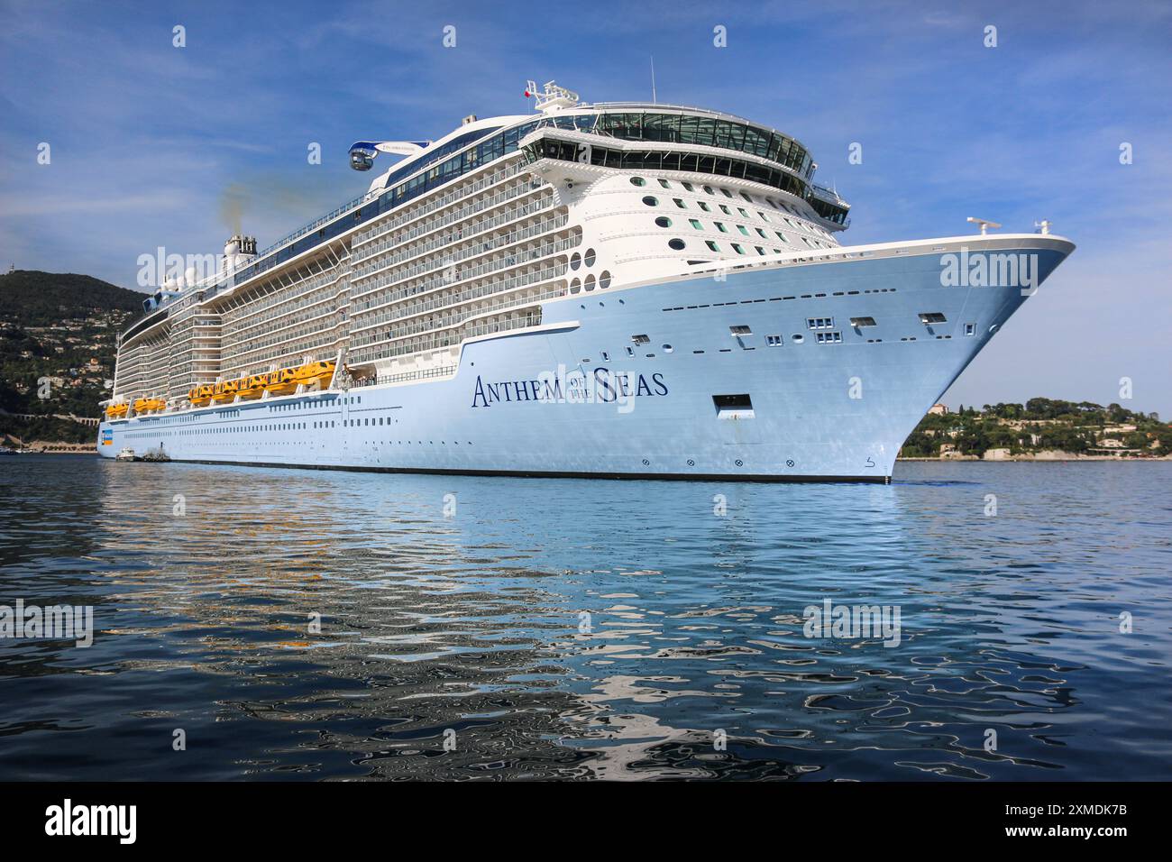 Nizza, Frankreich: Die MEERESHYMNE der Royal Caribbean in Villefranche sur Mer für einen einzigartigen Zwischenstopp für das größte Kreuzfahrtschiff dieses Jahr im kleinen Hafen der französischen Riviera. Das riesige Schiff beherbergt so viele Passagiere wie die Dorfbewohner. Nach der Sommersaison sollte das beeindruckende Schiff im Rahmen einer Umschichtung von Europa nach Singapur durch den Suez-Kanal segeln, aber nach Spannungen am Roten Meer und Drohungen mit Houthi-Raketen auf Schiffe, stattdessen wird sie ohne Passagier die Südspitze Afrikas erkunden, um Dubai und dann Asien zu erreichen. Quelle: Kevin Izorce/Alamy Live News Stockfoto