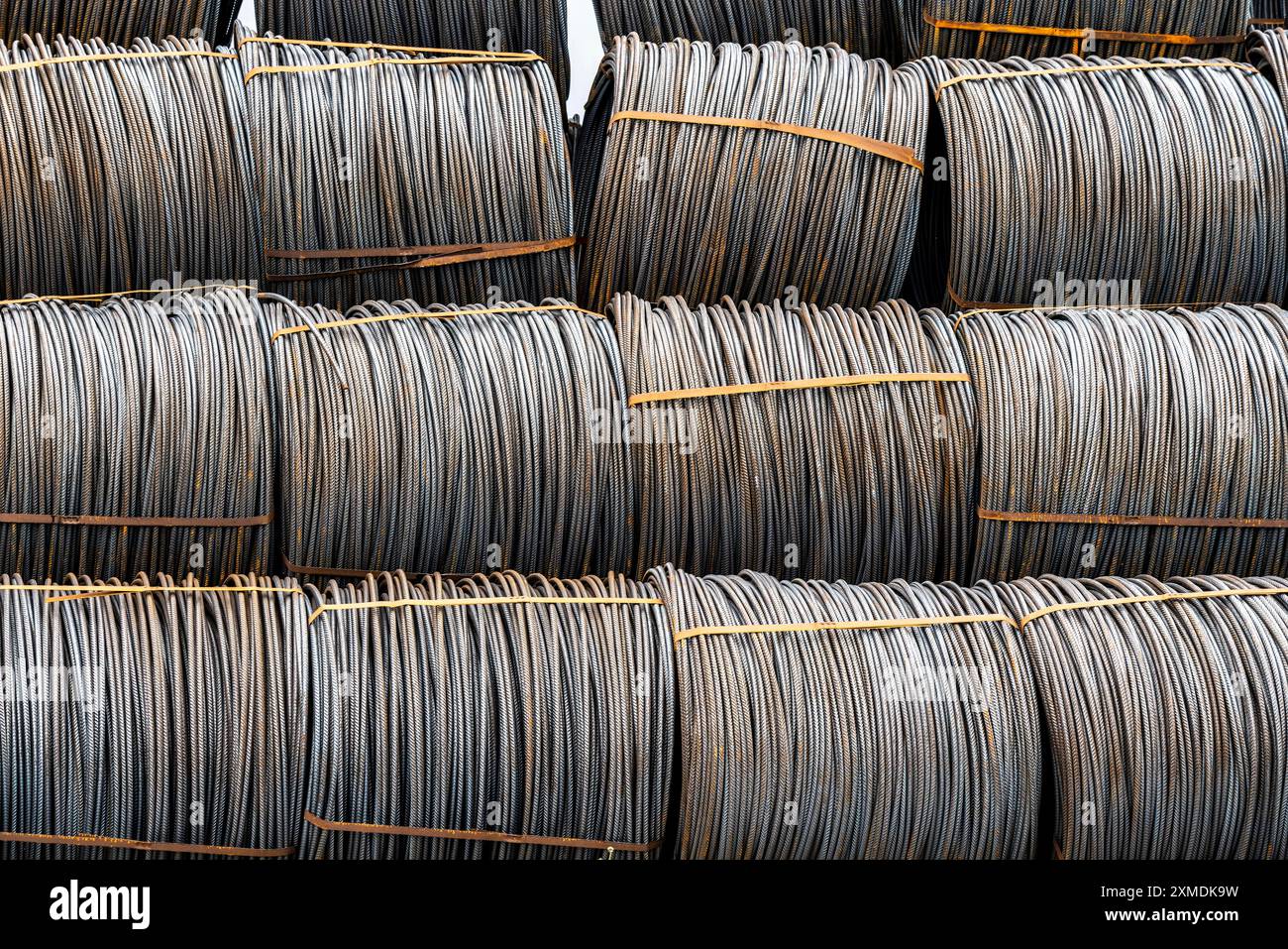 Stahldraht, Coils, warten auf Weiterverarbeitung im Rhein-Ruhr-Hafen in Müelheim an der Ruhr, Nordrhein-Westfalen Stockfoto