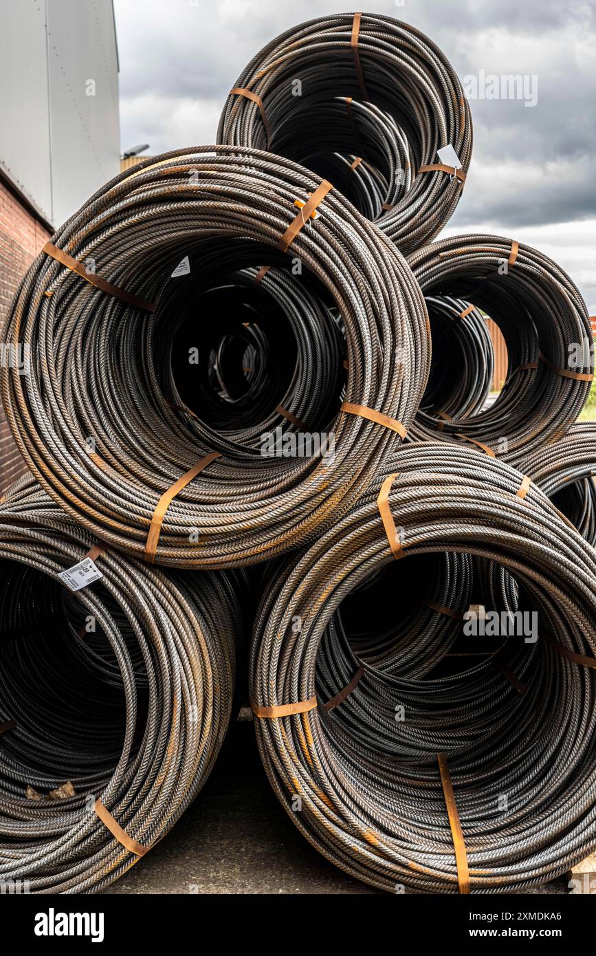 Stahldraht, Coils, warten auf Weiterverarbeitung im Rhein-Ruhr-Hafen in Müelheim an der Ruhr, Nordrhein-Westfalen Stockfoto