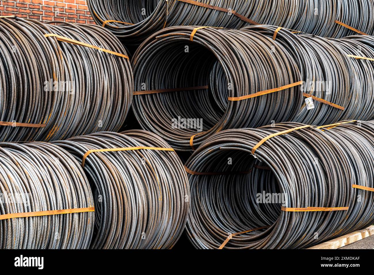 Stahldraht, Coils, warten auf Weiterverarbeitung im Rhein-Ruhr-Hafen in Müelheim an der Ruhr, Nordrhein-Westfalen Stockfoto