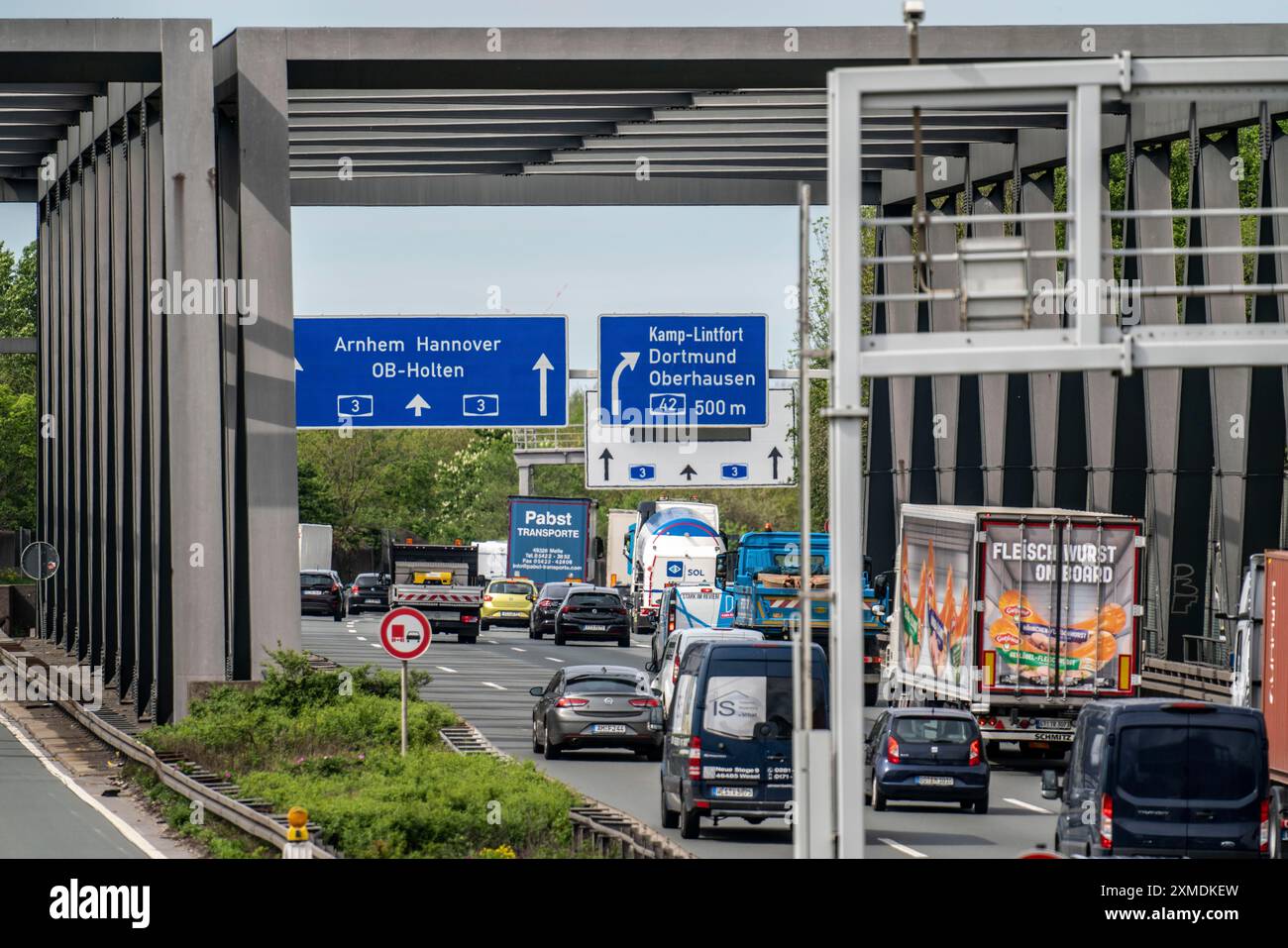 Autobahn A3, Autobahndreieck Oberhausen-West, Zubringerstraße A42, Oberhausen, Nordrhein-Westfalen, Deutschland Stockfoto