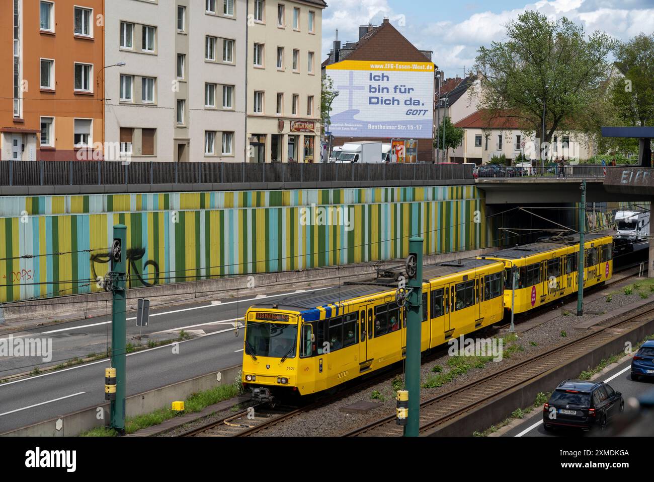 Autobahn A40, Ruhrschnellweg, in der Durchgangsstraße in Essen, Lärmschutz, religiöse Werbung der Evangelisch Freikirchlichen Gemeinde Stockfoto