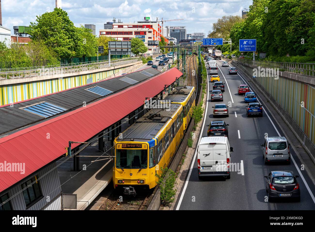 Autobahn A40, Ruhrschnellweg, in der Durchgangsstraße in Essen, Lärmschutz, Straßenbahn, U-Bahn der Ruhrbahn, Haltestelle Hobeisenbrücke, Nord Stockfoto