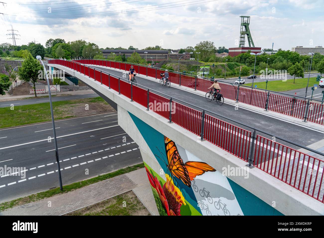 Neue Rad- und Wanderwegebrücke, Abschnitt der RS1, Ruhrradautobahn, über den Berthold-Beitz Boulevard, im Hintergrund die Pistole des ersteren Stockfoto