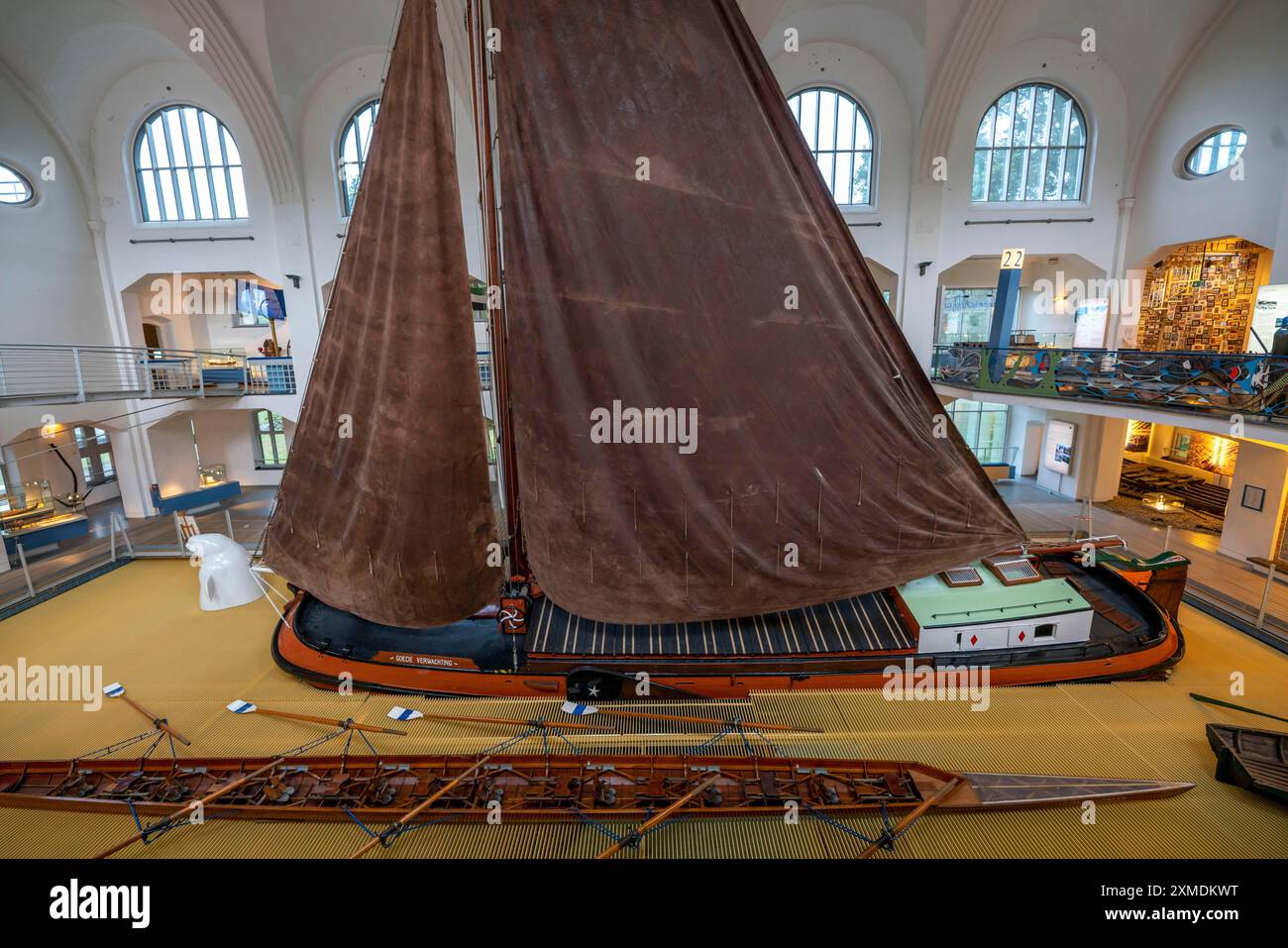 Museum für Deutsche Binnenschifffahrt, im ehemaligen Ruhrort-Hallenbad in Duisburg, Frachtsegelschiff Tjalk Goede Verwachting, Nord Stockfoto