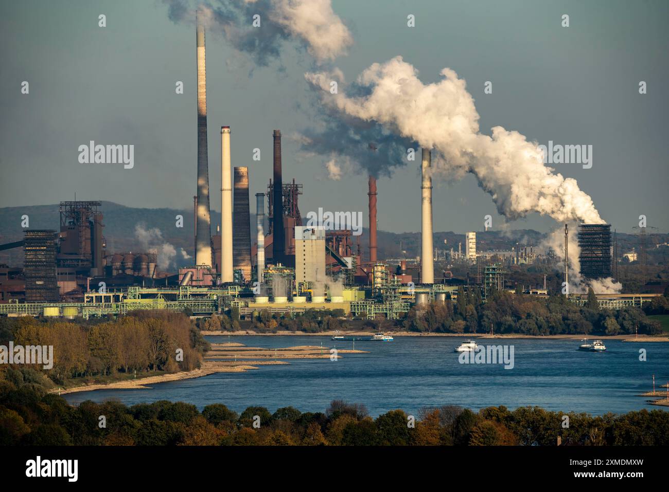 Rhein bei Duisburg Bruckhausen, ThyssenKrupp Stahlwerk, Hochöfen, Sinteranlage, Kokerei Schwelgern, Entladungswolke, Fracht Stockfoto