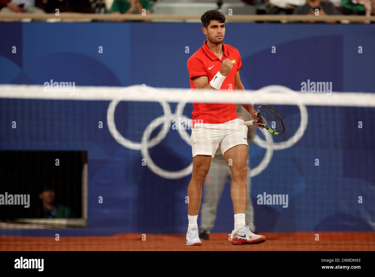 Paris, Frankreich. Juli 2024. Der Spanier Carlos Alcaraz während seines ersten Spiels im Doppelspiel der Männer am ersten Tag der Olympischen Spiele 2024 in Paris. Court Philippe-Chatrier, Roland Garros, Paris, Frankreich. Quelle: Isabel Infantes/Alamy Live News Stockfoto