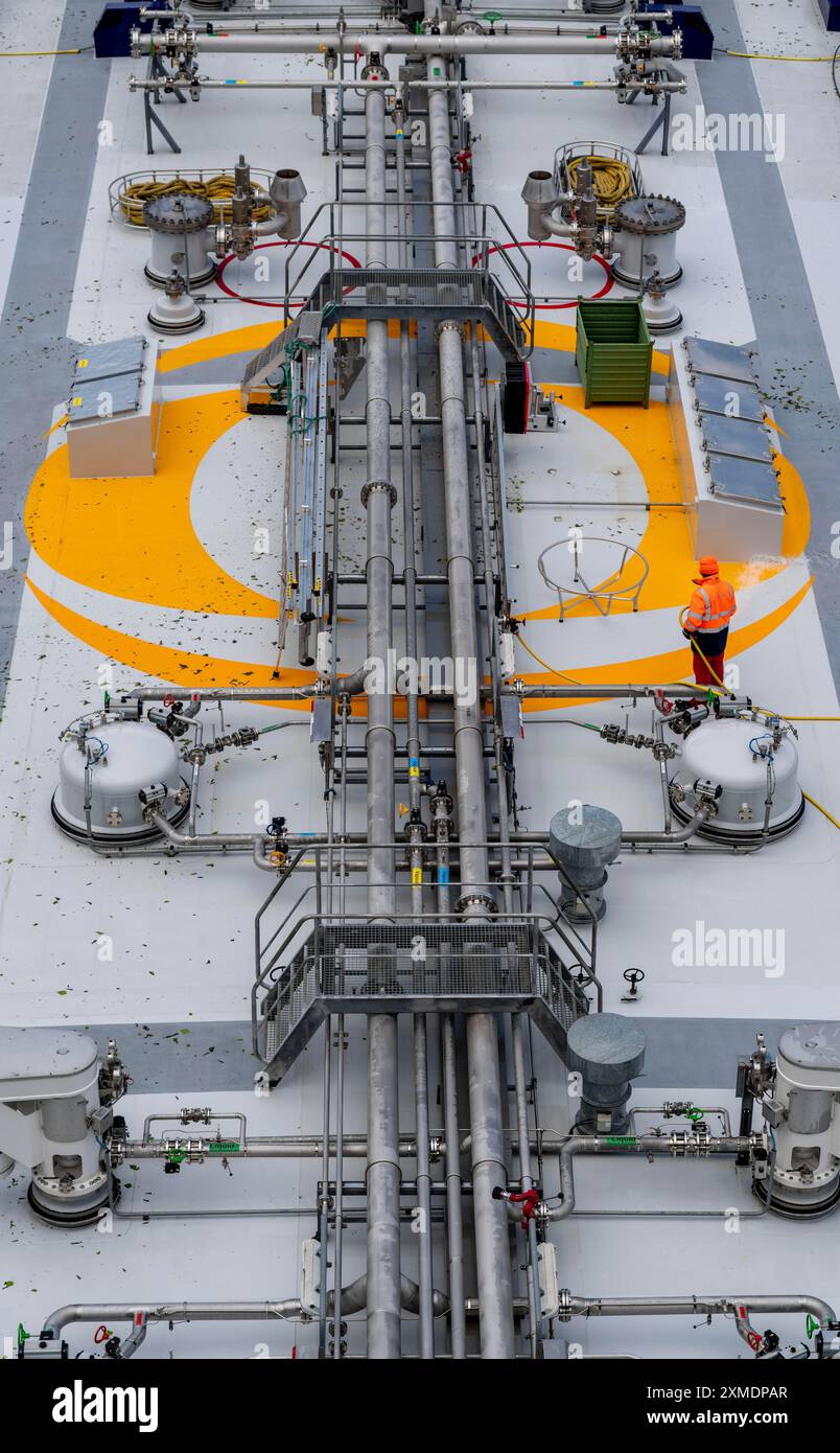 Der Tanker Brinjal transportiert Butangas zum Petrochemie-Unternehmen INEOS in Köln, Schiffspersonal reinigt das Deck, Frachtschiff auf dem Rhein Stockfoto