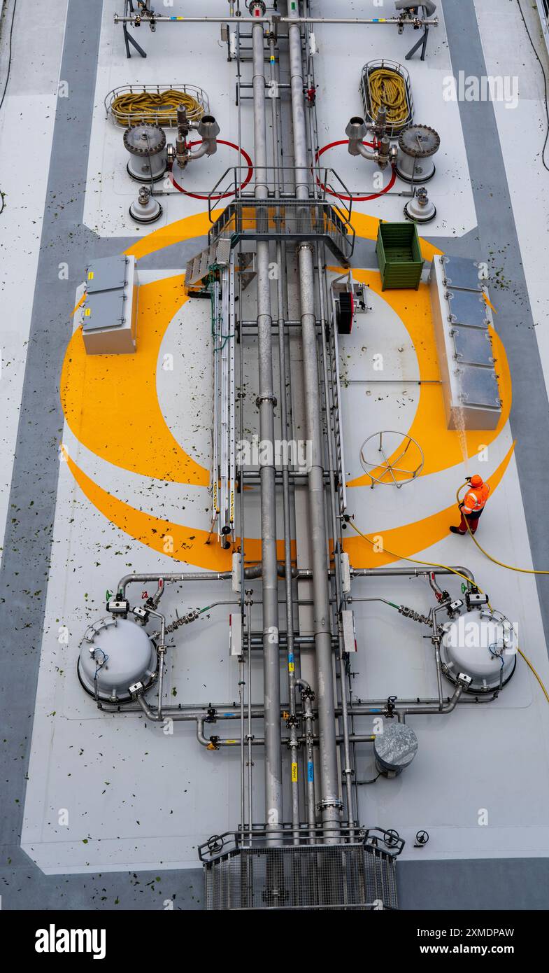Der Tanker Brinjal transportiert Butangas zum Petrochemie-Unternehmen INEOS in Köln, Schiffspersonal reinigt das Deck, Frachtschiff auf dem Rhein Stockfoto