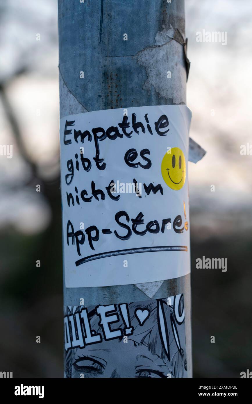 Aufkleber auf einem Laternenpfahl, Empathie ist im App Store nicht verfügbar, Aussage zu persönlicheren Kontakten Stockfoto