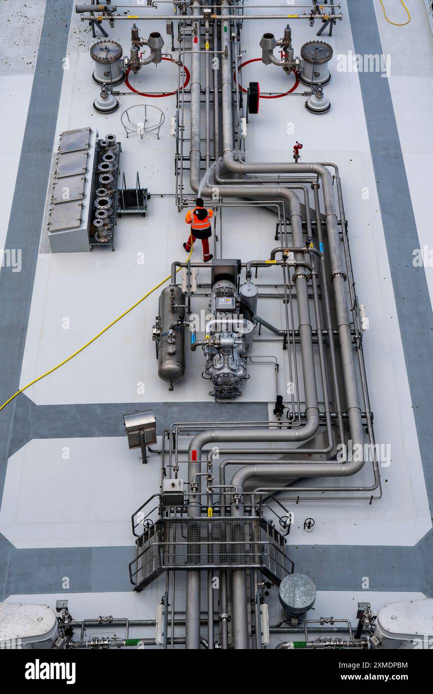 Der Tanker Brinjal transportiert Butangas zum Petrochemie-Unternehmen INEOS in Köln, Schiffspersonal reinigt das Deck, Frachtschiff auf dem Rhein Stockfoto