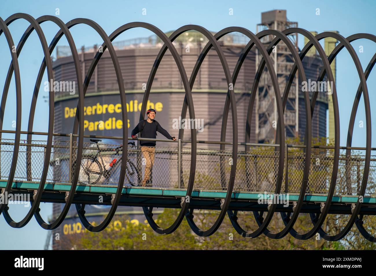 Bridge Slinky Springs to Fame, Gasometer, Radfahren im Ruhrgebiet, Halde Franz, Haldenzeichen, orange, schneckenmuschelförmiger Aussichtsturm, Hamm Stockfoto
