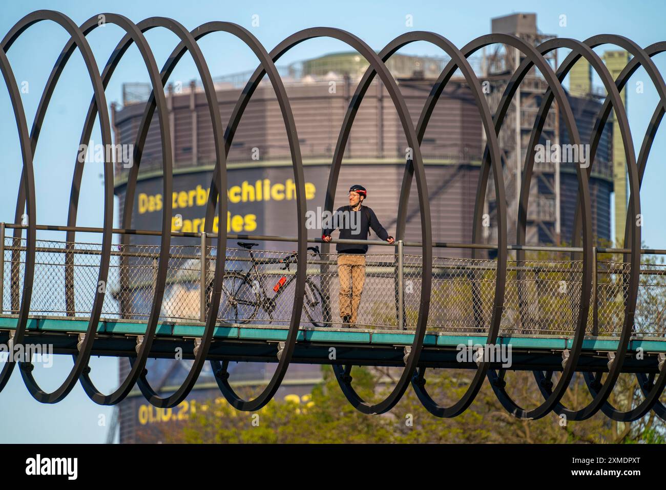 Bridge Slinky Springs to Fame, Gasometer, Radfahren im Ruhrgebiet, Halde Franz, Haldenzeichen, orange, schneckenmuschelförmiger Aussichtsturm, Hamm Stockfoto