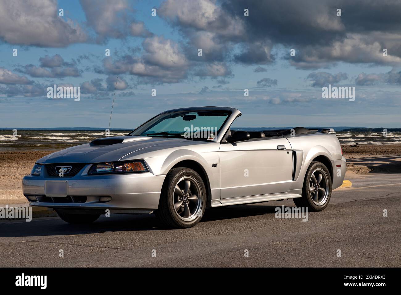 2003 Ford Mustang GT Cabriolet auf Asphalt. Stockfoto