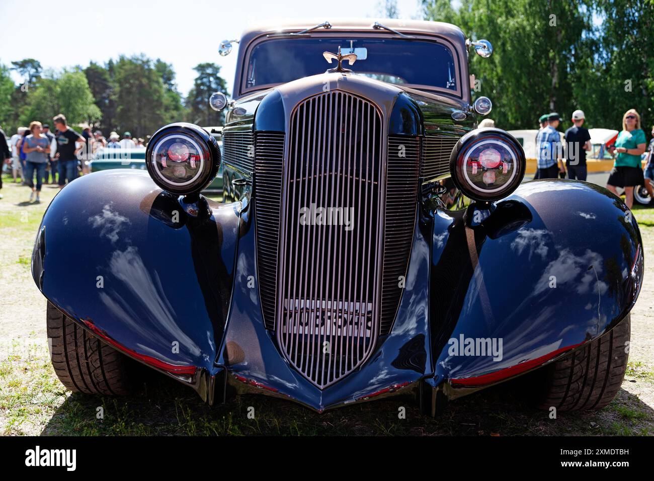 Umea, Schweden - 29. Juni 2024: Motortreffen mit einem alten Auto mit großem Grill im Vordergrund Stockfoto