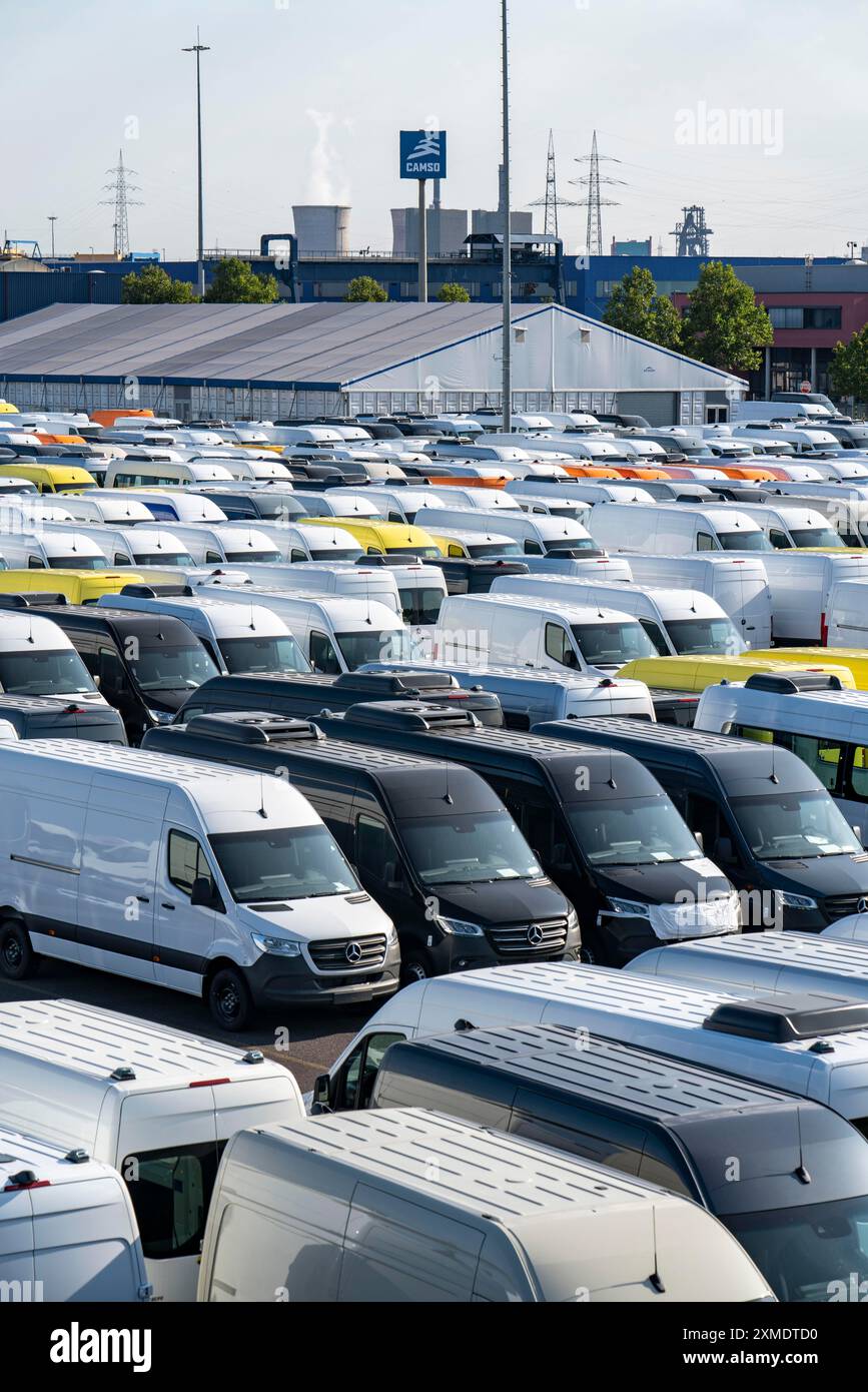 Autoterminal im Binnenhafen Logport I, Duisburg am Rhein, Fahrzeugabfertigung von Neuwagen, Lieferwagen, Mercedes-Benz Sprinter, Lagerraum, Nord Stockfoto