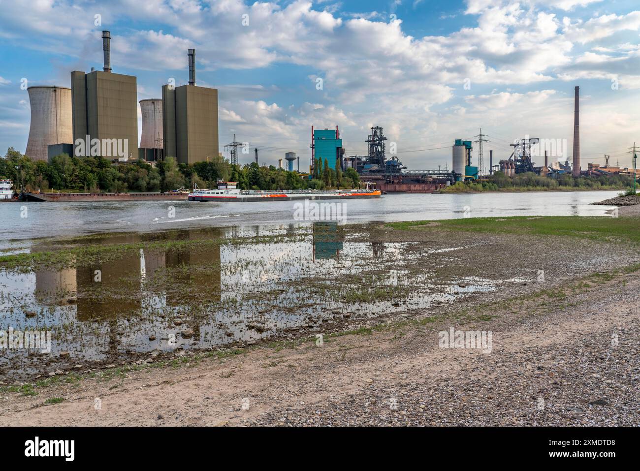 Gaskraftwerk Duisburg-Huckingen, betrieben von RWE, am Standort der Huettenwerke Krupp Mannesmann, HKM, Frachtschiff am Rhein, AT Extremely Stockfoto