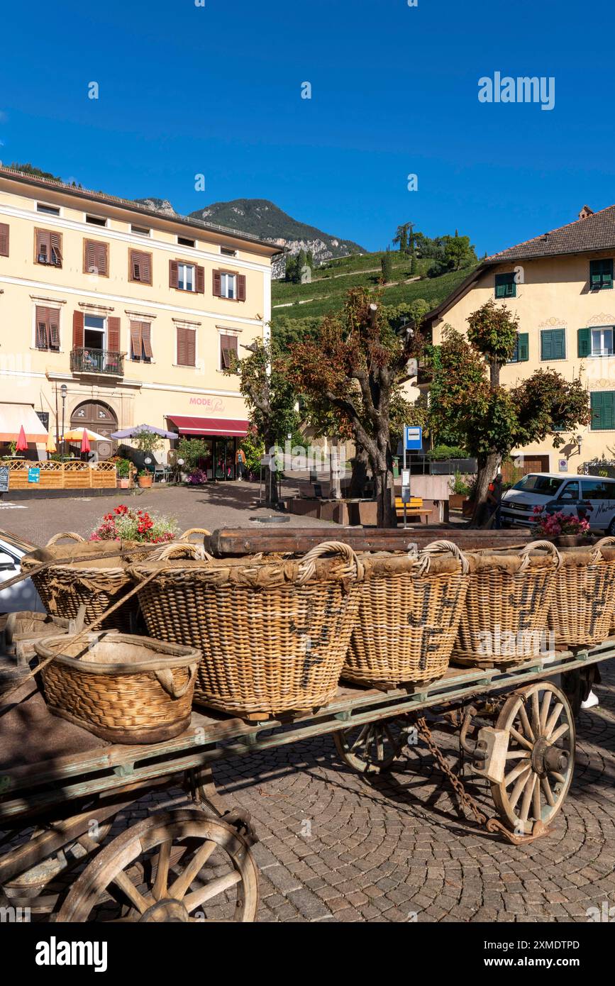 Das Dorf Tramin an der Weinstraße, in Südtirol, Weinbaugebiet Gewuerztraminer, Dorfkern mit Pfarrkirche, Italien Stockfoto