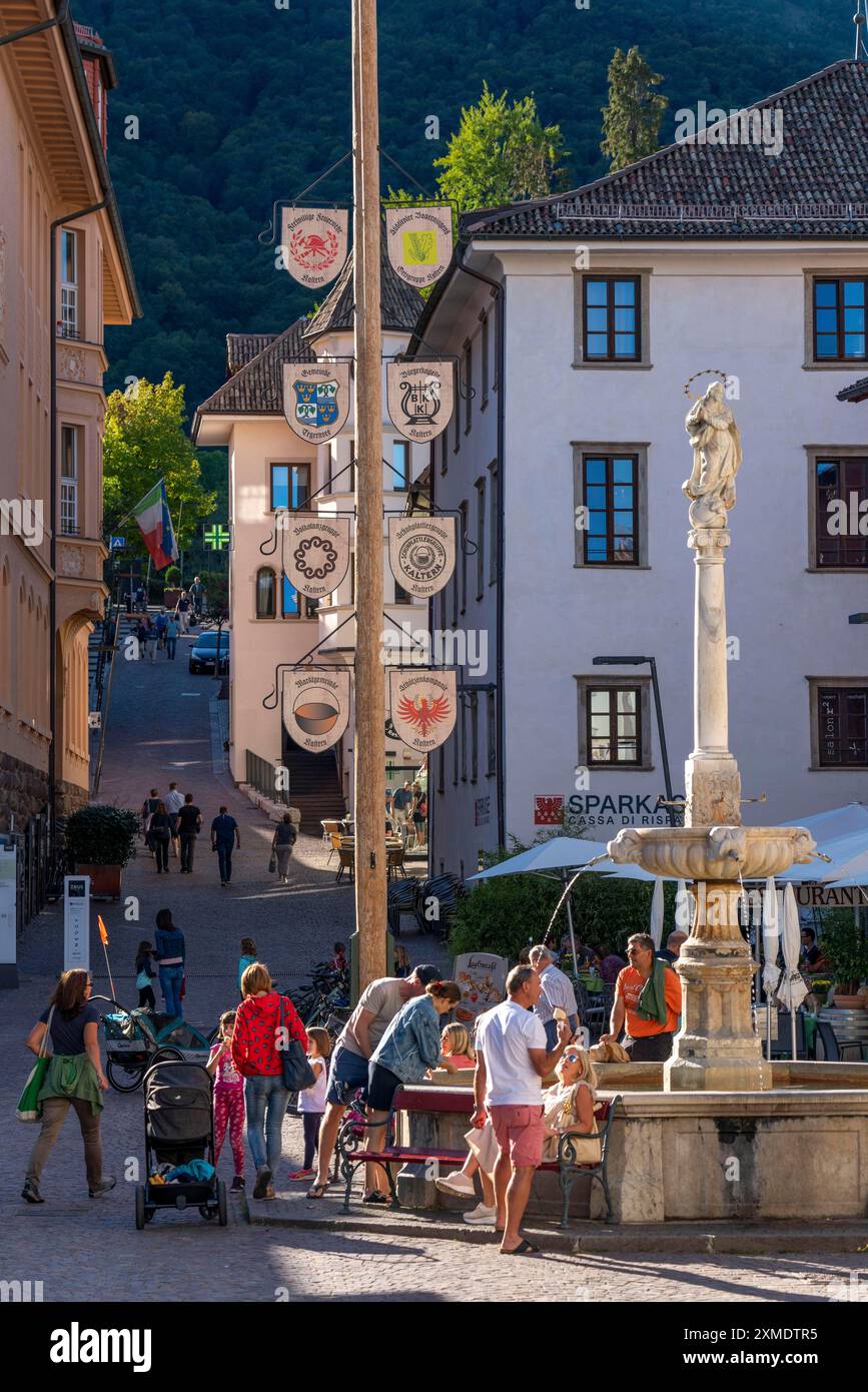 Das Dorf Kaltern, an der Südtiroler Weinstraße, Marktplatz, Italien Stockfoto