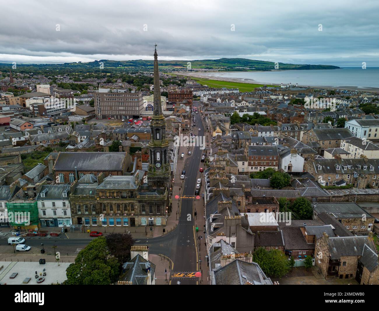 Aus der Vogelperspektive auf das Stadtzentrum von ayr mit seinem berühmten Turm und einer Straße, die zum Meer führt Stockfoto