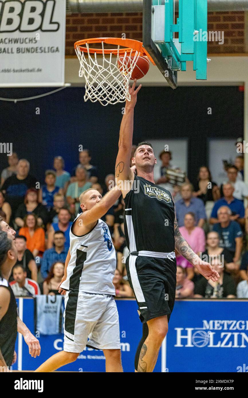 Daniel Doerr (HAKRO Merlins Allstars, #86) Bogdan Radosavljevic (Boggys Allstars, #15) Boggys Allstars vs. HAKRO Merlins Allstars, Basketball, Abschiedsspiel, 27.07.2024 Foto: Eibner-Pressefoto/Nina Sander Stockfoto