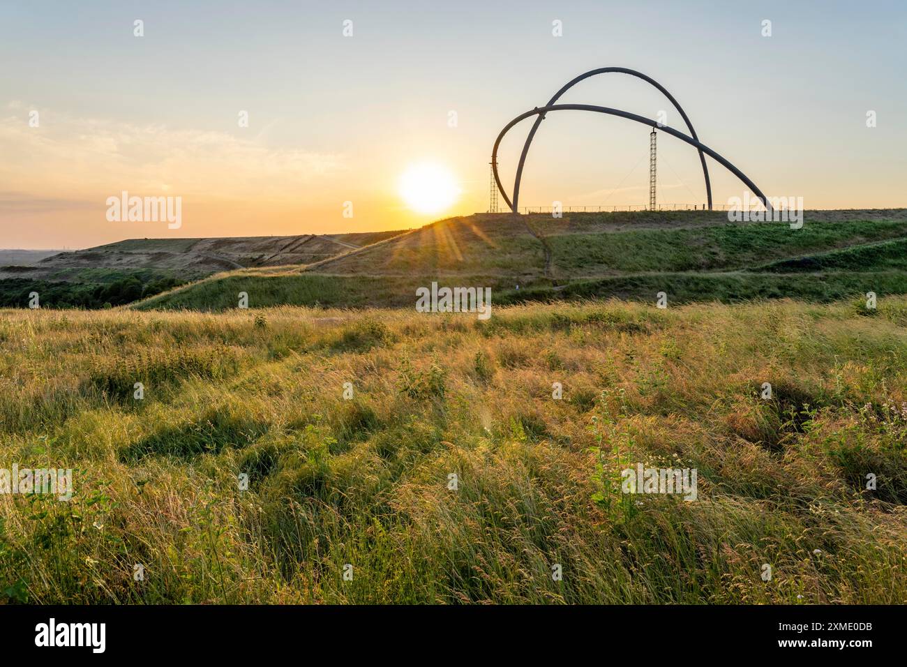 Das horizontale Observatorium an der Spitze Hoheward, bei Sonnenuntergang, Landschaftspark, Nordrhein-Westfalen, Deutschland Stockfoto