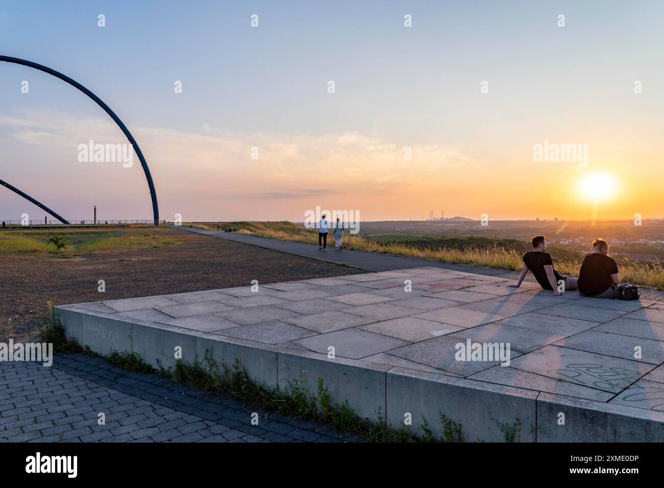 Das horizontale Observatorium an der Spitze Hoheward, bei Sonnenuntergang, Landschaftspark, Nordrhein-Westfalen, Deutschland Stockfoto