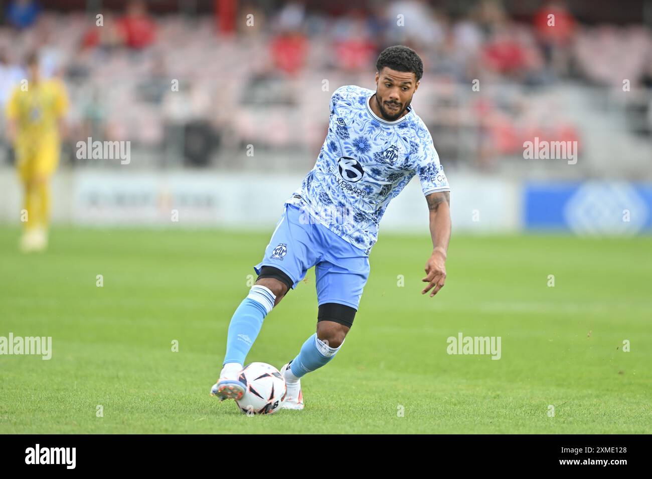 Ezlas Kachunga (10 Cambridge United) kontrolliert den Ball während des Freundschaftsspiels zwischen Ebbsfleet United und Cambridge United im PHB Stadium, Northfleet am Samstag, den 27. Juli 2024. (Foto: Kevin Hodgson | MI News) Credit: MI News & Sport /Alamy Live News Stockfoto