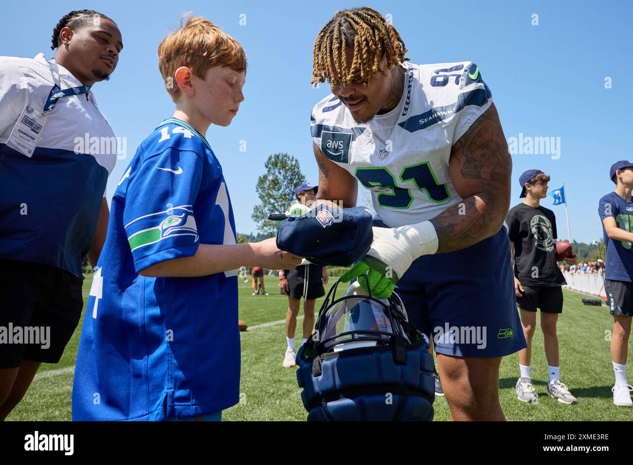 Seattle Seahawks defensive tackle Byron Murphy II signs an autograph during an NFL football camp, Friday, July 26, 2024, in Renton Wash. (AP Photo/John Froschauer) Stockfoto