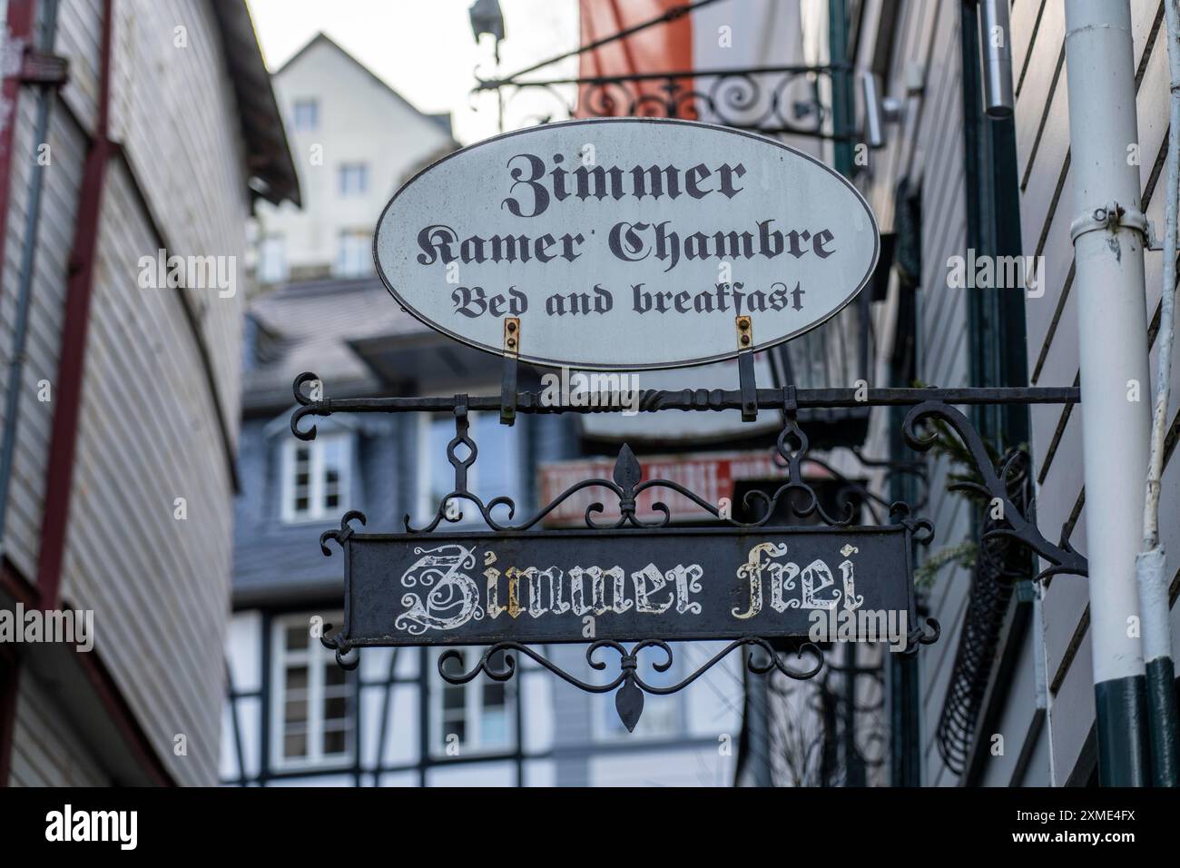 Hotel, Schilder, Zimmer verfügbar, Bed and Breakfast, Monschau, Altstadt, Eifel, Nordrhein-Westfalen, Deutschland Stockfoto