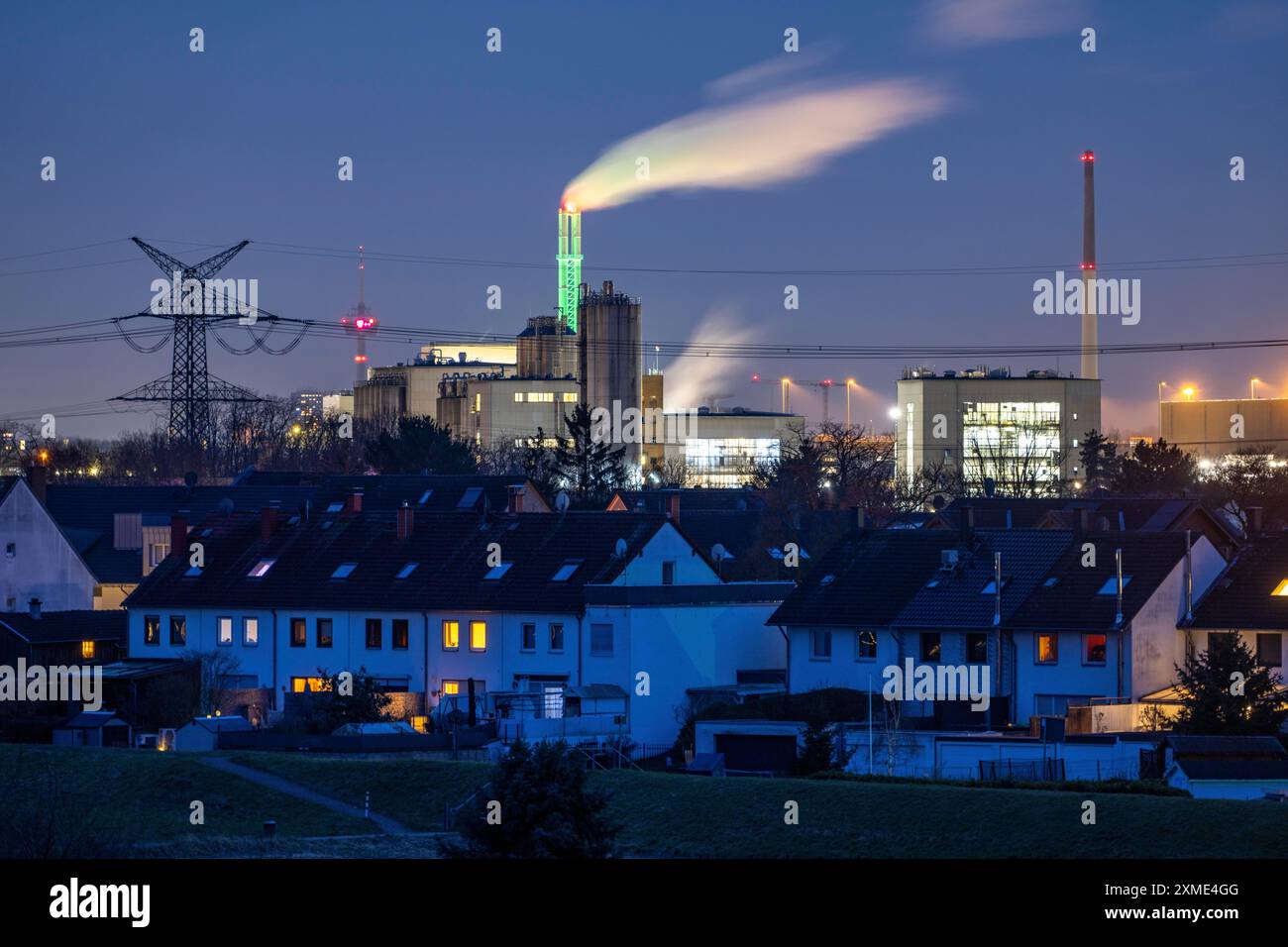Schornstein der Restmüllverbrennungsanlage AVG, Fordwerke in Niehl, Wohngebiet Köln-Merkenich, Köln, Nordrhein-Westfalen Stockfoto