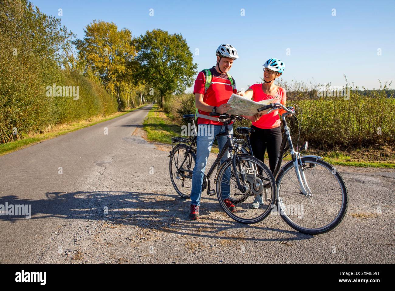 Radfahrer, Radtour im Naturschutzgebiet Dingdener Heide, Heide- und Moorlandschaft nördlich des Dorfes Dingden, Teil von Hamminkeln Stockfoto