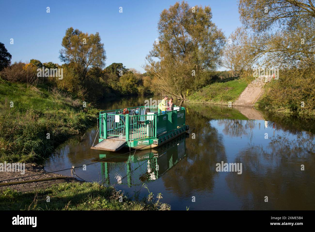 Radfahrer, Radtour, manuell betriebene Fähre über die Lippe bei halten am See, auf dem Römer-Lippe-Route Radweg, Nordrhein-Westfalen, hohe Stockfoto