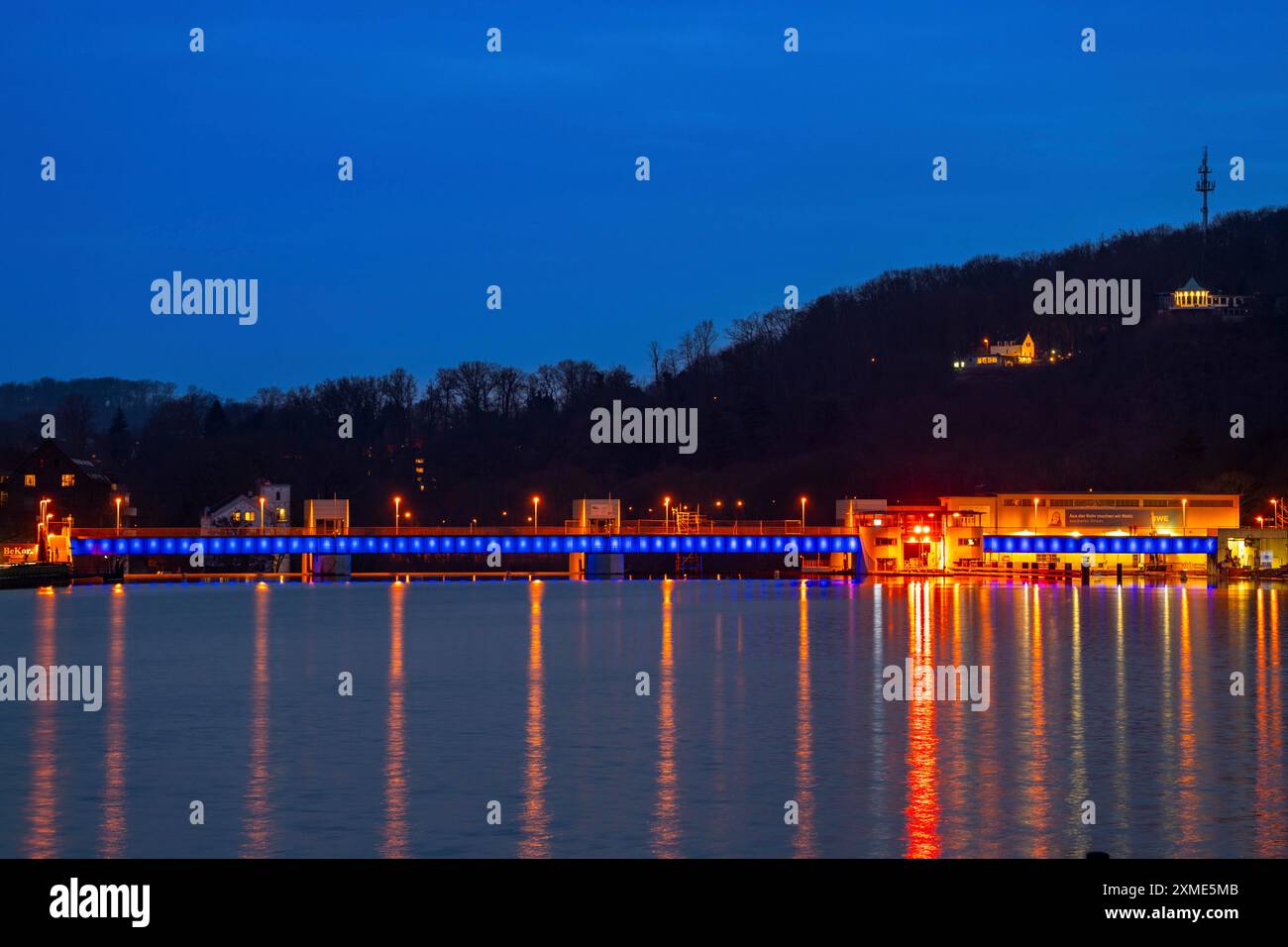 Baldeney See, beleuchtetes Wehrwerk, mit Schleuse, links- und Wasserkraftwerk, Ruhrspeicher in Essen, Nordrhein-Westfalen Stockfoto