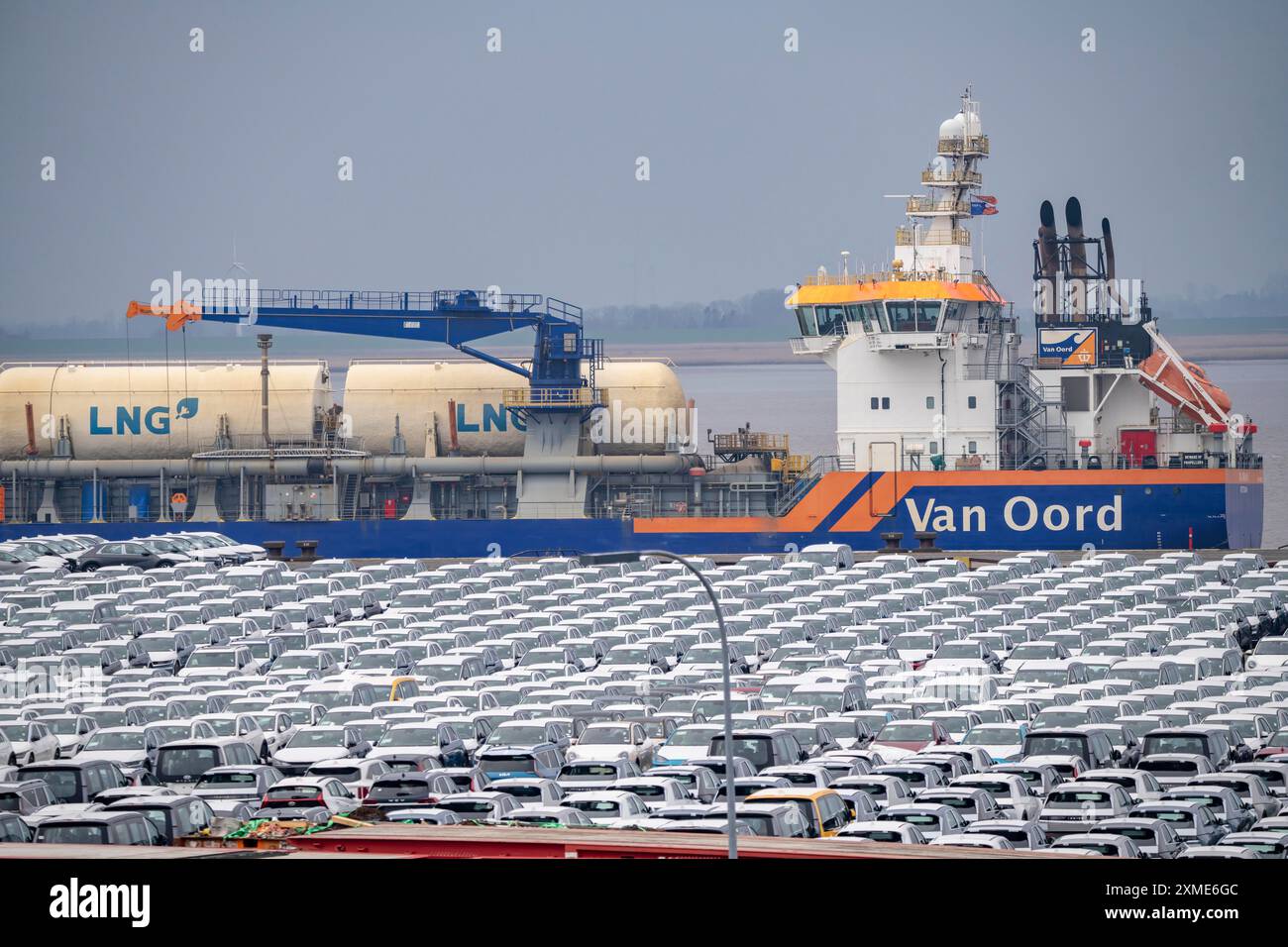 Parkplatz für Importfahrzeuge, Hunderte von Hyundai Ioniq, Elektroautos, die auf den Weitertransport warten, dahinter, auf der Weser, dem Bagger Stockfoto