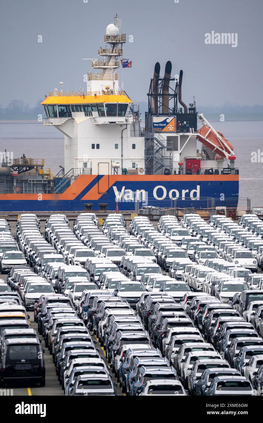 Parkplatz für Importfahrzeuge, Hunderte von Hyundai Ioniq, Elektroautos, die auf den Weitertransport warten, dahinter, auf der Weser, dem Bagger Stockfoto