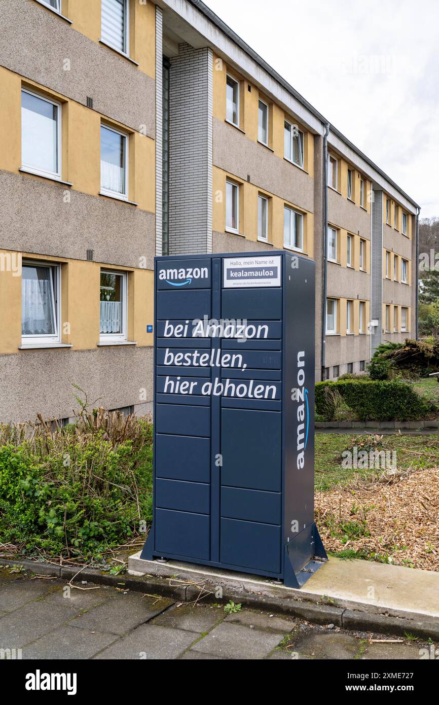 Amazon locker, Abholstation für Pakete und Sendungen in einer Wohnsiedlung, in Hagen Vorhalle, Nordrhein-Westfalen Stockfoto