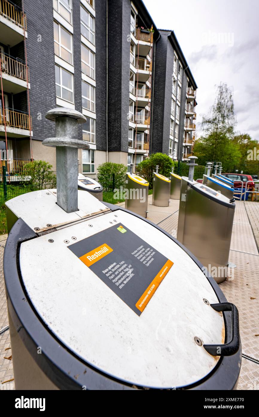 Unterirdisches Abfallentsorgungssystem, Abfallsäulen für verschiedene Abfallarten, in unterirdischen Sammelbehältern, in einem Wohnkomplex in Stockfoto
