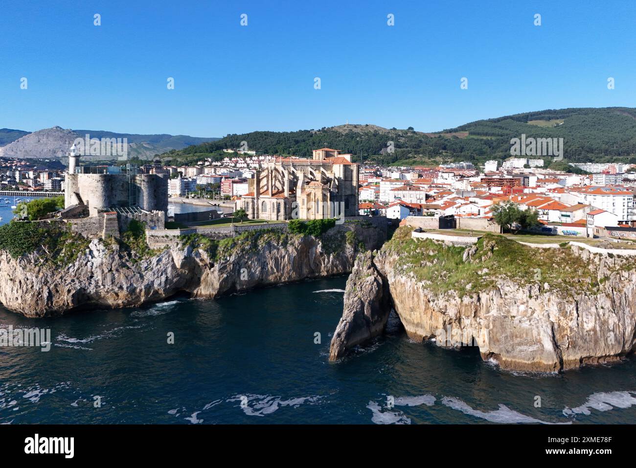 Blick auf die Stadt und den Hafen von Castro Urdiales am Meer in Spanien Stockfoto
