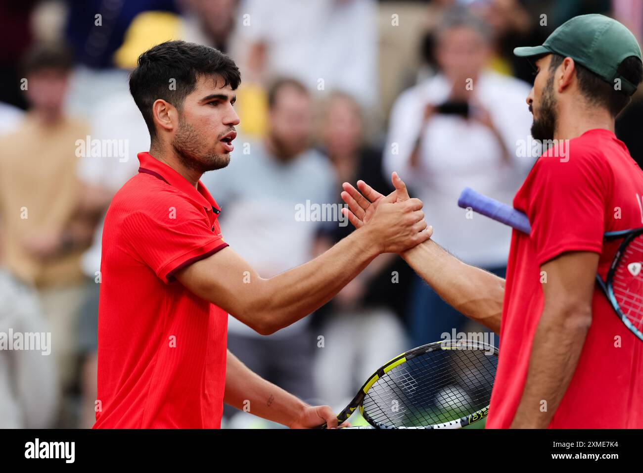 Paris, Frankreich, 27. Juli 2024. Carlos Alcaraz aus Spanien besiegt Hady Habib aus dem Libanon während der Olympischen Spiele 2024 in Paris, Frankreich, im Roland-Garros-Stadion, am 27. Juli 2024. Quelle: Pete Dovgan/Speed Media/Alamy Live News Stockfoto