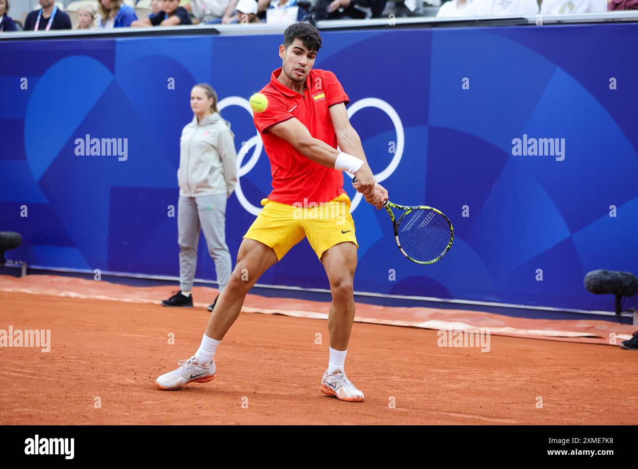 Paris, Frankreich, 27. Juli 2024. Carlos Alcaraz aus Spanien trifft den Ball während der Olympischen Spiele 2024 in Paris in der ersten Runde des Tennisspiels zwischen Carlos Alcaraz und Hady Habib im Roland-Garros-Stadion am 27. Juli 2024 in Paris. Quelle: Pete Dovgan/Speed Media/Alamy Live News Stockfoto