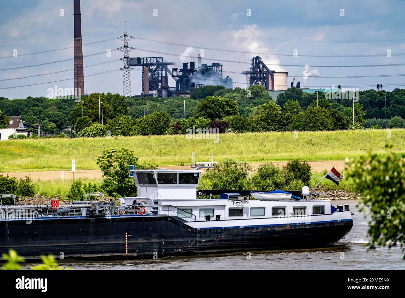 Huettenwerke Krupp-Mannesmann, HKM Duisburg-Huettenheim, 2 Hochöfen, Rhein bei Krefeld-Uerdingen, Frachtschiff am Rhein, Nord Stockfoto